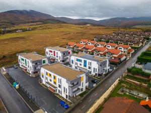 eine Luftansicht einer Reihe von Häusern mit einer Straße in der Unterkunft Quiet Luxury Home 2 - home & office in Zalău