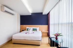 Una cama o camas en una habitación de Solo Express Sukhumvit 81