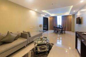 伊洛伊洛Iloilo Gateway Hotel and Suites的带沙发和桌子的客厅