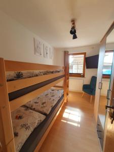 Posteľ alebo postele v izbe v ubytovaní LECHUFER, 80m2, Haushälfte mit privatem Eingang, Kaminofen, Terrasse, Garten