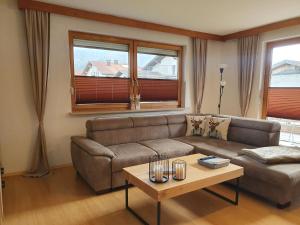 Posedenie v ubytovaní LECHUFER, 80m2, Haushälfte mit privatem Eingang, Kaminofen, Terrasse, Garten