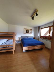 Posteľ alebo postele v izbe v ubytovaní LECHUFER, 80m2, Haushälfte mit privatem Eingang, Kaminofen, Terrasse, Garten