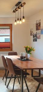 Fotografia z galérie ubytovania LECHUFER, 80m2, Haushälfte mit privatem Eingang, Kaminofen, Terrasse, Garten v destinácii Pinswang