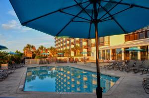 Bazén v ubytování Shell Island Resort - All Oceanfront Suites nebo v jeho okolí