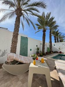Bazén v ubytování Maison d'hôtes Dar El Kahina Djerba nebo v jeho okolí