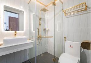 Bilik mandi di Maris Da Nang Hotel & Apartment