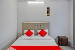 Postel nebo postele na pokoji v ubytování Hotel O Mr Crown Inn To Inn