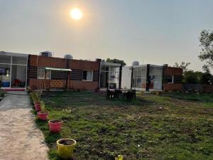 a group of houses with plants in a yard at Hotel krishna manu place in Orchha
