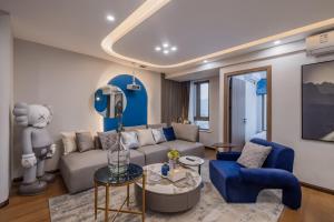a living room with a couch and a table at 云深处江景公寓 in Chongqing