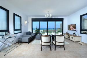 Posezení v ubytování Yamim Suites On The Beach