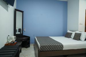 Rúm í herbergi á Blue Beach Hotel Trinco