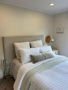 Ένα ή περισσότερα κρεβάτια σε δωμάτιο στο Auckland Coastal Hideaway Castor Bay Beach
