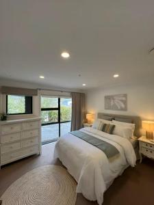 Ένα ή περισσότερα κρεβάτια σε δωμάτιο στο Auckland Coastal Hideaway Castor Bay Beach