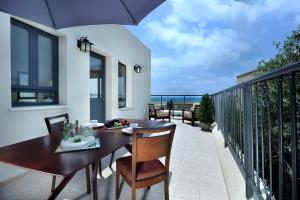 Balkón nebo terasa v ubytování Yamim Suites On The Beach