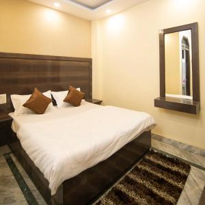 Postel nebo postele na pokoji v ubytování Family Stay New Delhi by Sona Hight