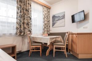 Televízia a/alebo spoločenská miestnosť v ubytovaní SCHMID Rooms & Apartments