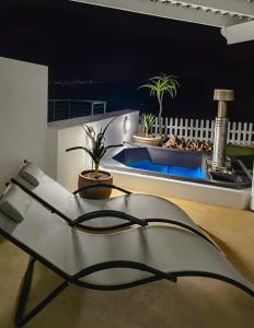 una silla en la sala de estar con piscina en Seeplaas Beach House, en Mossel Bay