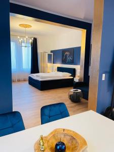 En eller flere senge i et værelse på FeWo "Im Blauen" Am Wildpark - Parkplatz - Gem Balkon - Garten - W-LAN - Disney