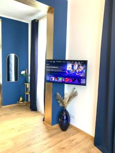 Et tv og/eller underholdning på FeWo "Im Blauen" Am Wildpark - Parkplatz - Gem Balkon - Garten - W-LAN - Disney