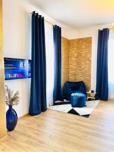 Et opholdsområde på FeWo "Im Blauen" Am Wildpark - Parkplatz - Gem Balkon - Garten - W-LAN - Disney + 13 billeder