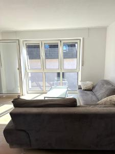 ein Wohnzimmer mit Sofa und Laptop darauf in der Unterkunft Großes 2-Zimmer Apartment mit TV, Wifi in Oerlinghausen