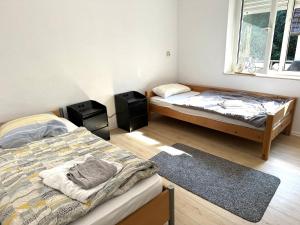 a room with two beds and a window at Großes 2-Zimmer Apartment mit TV, Wifi in Oerlinghausen