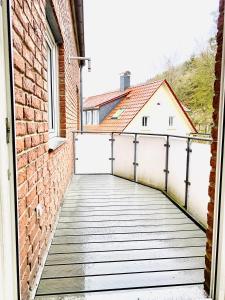 ein Holzsteg, der zu einem Gebäude führt in der Unterkunft Großes 2-Zimmer Apartment mit TV, Wifi in Oerlinghausen