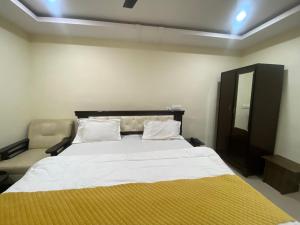 Postel nebo postele na pokoji v ubytování Hotel Dev Krishna