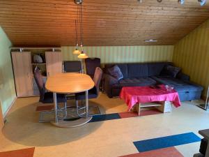Posezení v ubytování klimatisiere Dachwohnung in Weinsberg-Gellmersbach