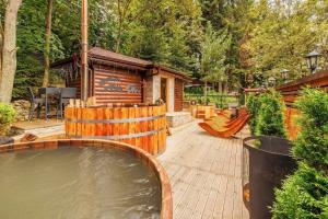 ボロヴェッツにあるVillas Mura with SPA & Hot Swimming Poolのログキャビン付きの裏庭のスイミングプール