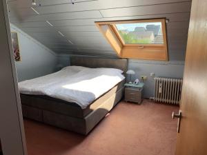 Postel nebo postele na pokoji v ubytování klimatisiere Dachwohnung in Weinsberg-Gellmersbach