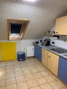 Kuchyň nebo kuchyňský kout v ubytování klimatisiere Dachwohnung in Weinsberg-Gellmersbach