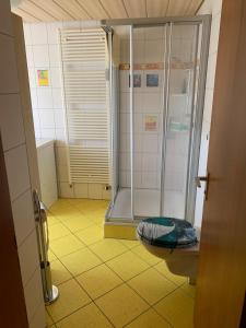 Koupelna v ubytování klimatisiere Dachwohnung in Weinsberg-Gellmersbach