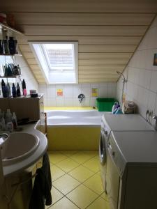 Fotografie z fotogalerie ubytování klimatisiere Dachwohnung in Weinsberg-Gellmersbach v destinaci Weinsberg
