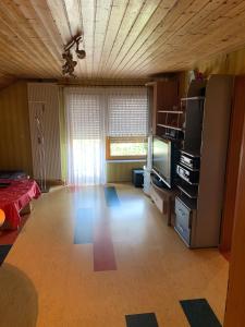 Postel nebo postele na pokoji v ubytování klimatisiere Dachwohnung in Weinsberg-Gellmersbach