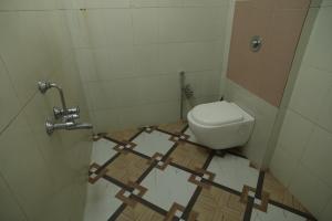 ein Badezimmer mit Toilette und Dusche in der Unterkunft Heritage Villa in Mangaluru