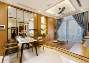 Un comedor con mesa y sillas en Elara Landmark Apartment, en Ho Chi Minh