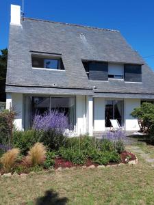 a house with a garden with purple flowers at Maison les dunes proche plage in Quiberon