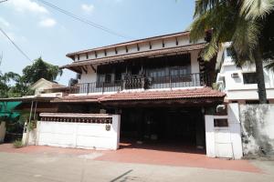 ein Gebäude mit einem Balkon an der Seite in der Unterkunft Heritage Villa in Mangaluru