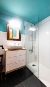 Ένα μπάνιο στο Apt with swimming pool and parking, 3 minutes from the beach