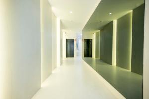 ein Flur eines Gebäudes mit weißen Wänden und weißen Böden in der Unterkunft Iconic Suites in Madrid