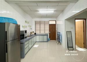 Nhà bếp/bếp nhỏ tại Kempas Family Suites Homestay +17 ảnh