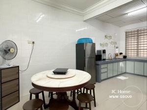 Nhà bếp/bếp nhỏ tại Kempas Family Suites Homestay
