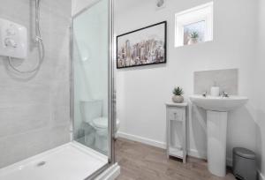 Ένα μπάνιο στο WhiskAwayStays - Field House - Apartment 2