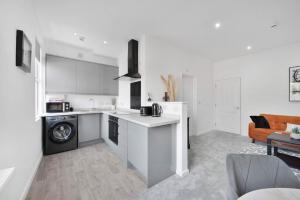 Η κουζίνα ή μικρή κουζίνα στο WhiskAwayStays - Field House - Apartment 2