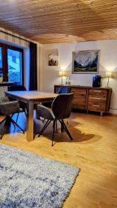 Un comedor con mesa y sillas en Ferienwohnung Edelweiß, en Bolsterlang 31 fotos más