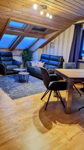sala de estar con mesa y sofás en Ferienwohnung Edelweiß, en Bolsterlang
