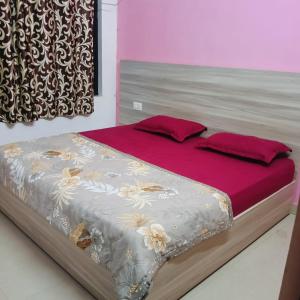 En eller flere senge i et værelse på Radha Spiritual Apartment