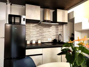 Kuchyň nebo kuchyňský kout v ubytování Fantastic Flat Famagosta Area, Forum, Parking, Netflix