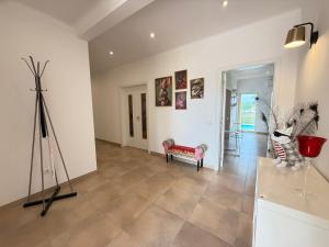 a living room with a red bench and a tripod at Pôr-do-sol Villa in São Pedro do Corval